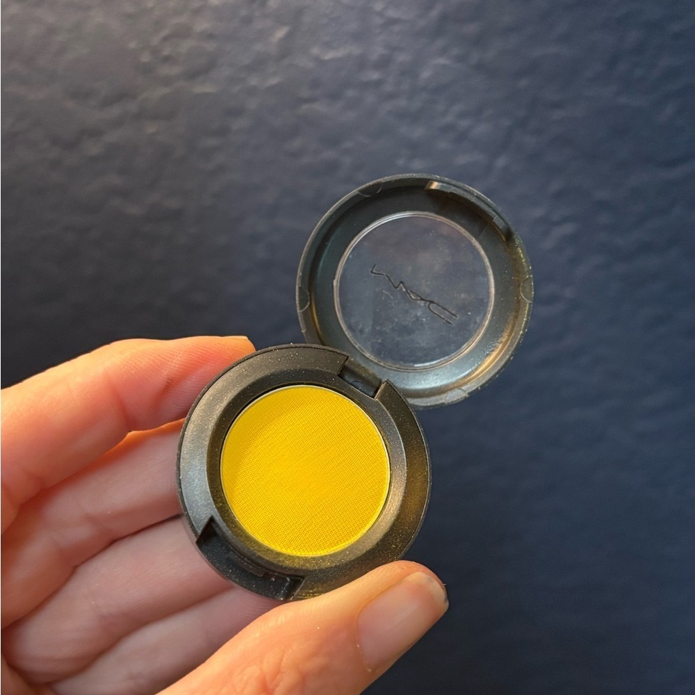 MAC “Chrome Yellow” Matte Yellow Eyeshadow NWOB - Picture 2 of 4